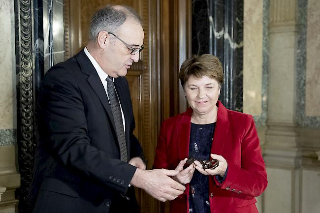 Symbolisch. Mit einem historischen Schlüssel übergibt Bundesrat Guy Parmelin seiner neuen Amtskollegin Viola Amherd die Verantwortung für das VBS.