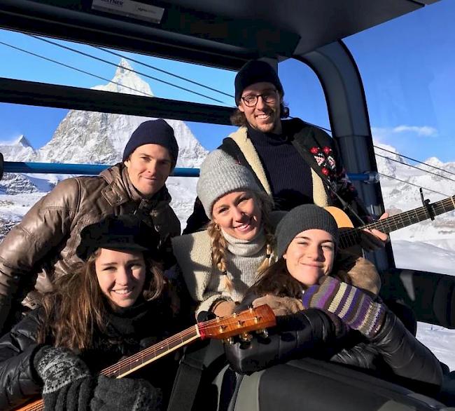Die Zermatter Band Wintershome: Romaine Müller, Maria Zurbriggen und Rebecca Graven (von links). Joel Müller und Pirmin Zurbriggen