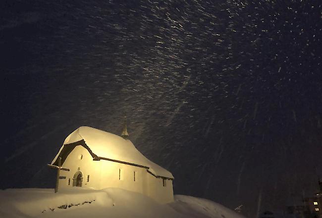 Die vergangene Nacht brachte weitere Sturmböen, auf den Bergen konnten weitere Orkanböen registriert werden.