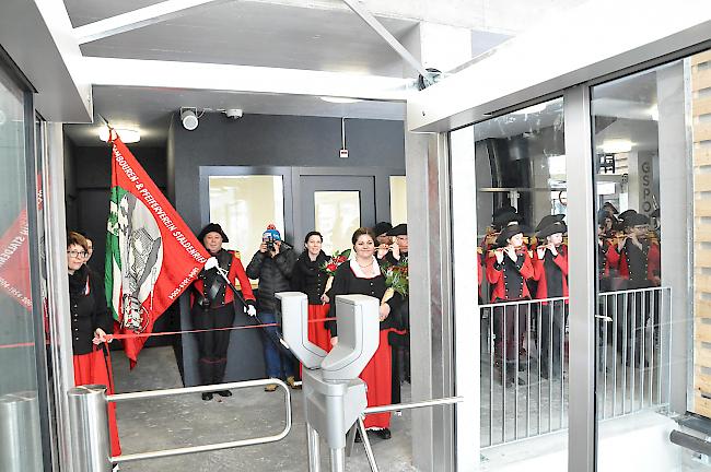 Der örtliche Tambouren- und Pfeiferverein begrüsste die Teilnehmer der offiziellen Jungfernfahrt mit einem Ständchen.