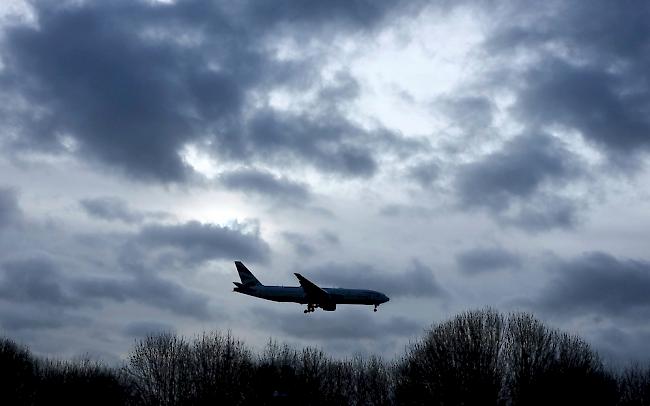 Im Fall der gezielten Drohnen-Störaktion am Londoner Flughafen Gatwick haben die Ermittler zwei Verdächtige festgenommen.