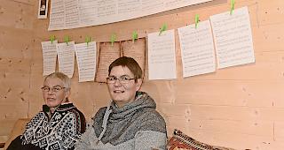 Zufrieden. Die Autorin Christiane Schwarze (links) und die Komponistin Eva Batt im Atelier Kirchenstadel von artbellwald.ch.