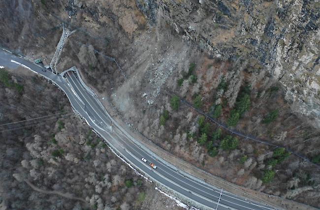 In der Nacht auf Dienstag donnerten vor dem Südportal des Stägjitschuggentunnels auf der Mattertalstrasse Felsbrocken auf die Kantonsstrasse.