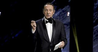 Legende.&nbsp;Nach diverser Vorw&uuml;rfe sexueller &Uuml;bergriffe hat sich der Schauspieler Kevin Spacey inzwischen aus der &Ouml;ffentlichkeit zur&uuml;ckgezogen und seine Karriere auf Eis gelegt. Unter anderem verlor er seine Hauptrolle in &laquo;House of Cards&raquo;.