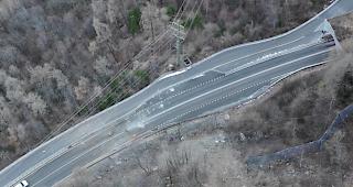 In der Nacht auf Dienstag donnerten vor dem S&uuml;dportal des St&auml;gjitschuggentunnels auf der Mattertalstrasse Felsbrocken auf die Kantonsstrasse.