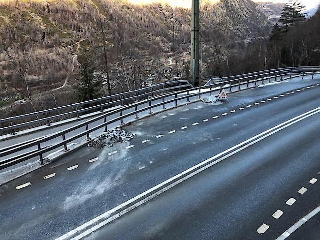 In der Nacht auf Dienstag donnerten vor dem Südportal des Stägjitschuggentunnels auf der Mattertalstrasse Felsbrocken auf die Kantonsstrasse.