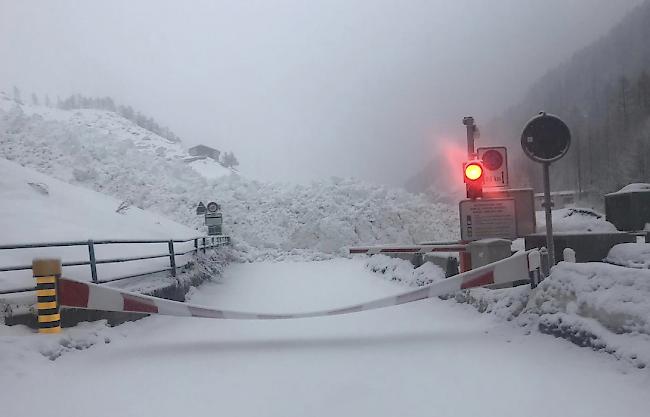 Am Montag und Dienstag haben vier Lawinen die Strasse Zermatt–Täsch verschüttet.