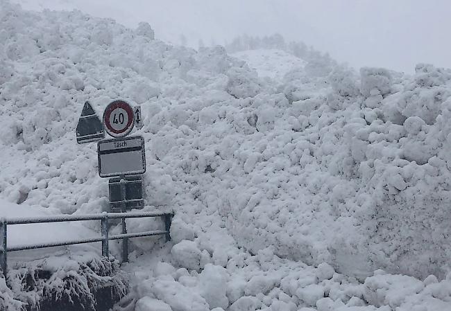 Am Montag und Dienstag haben vier Lawinen die Strasse Zermatt–Täsch verschüttet.