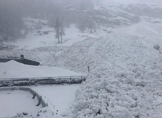 Am Montag und Dienstag haben vier Lawinen die Strasse Zermatt–Täsch verschüttet.