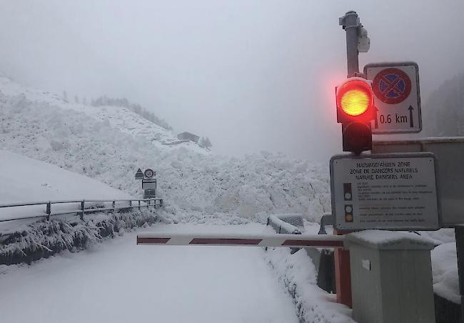 Am Montag und Dienstag haben vier Lawinen die Strasse Zermatt–Täsch verschüttet.