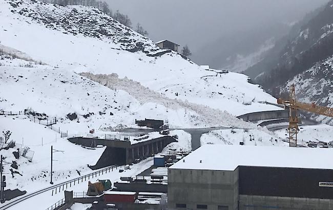 Am Montag und Dienstag haben vier Lawinen die Strasse Zermatt–Täsch verschüttet.