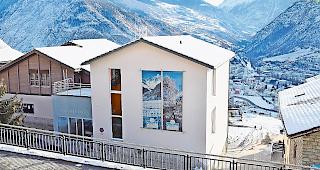 Auch das Eggerberger Schulhaus ist als neuer Standort f&uuml;r eine Privatschule im Gespr&auml;ch.