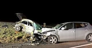 Zwei Autos sind frontal gegeneinander geprallt.