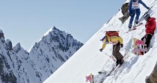 Wagemutig st&uuml;rzen sich die beiden in die Tiefe.