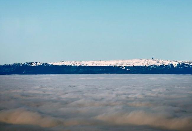 Der Chasseral ragt aus dem Nebelmeer (Archiv).