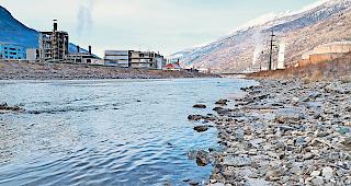 Nadel&ouml;hr Visp. Am Lauf durch das Industriegebiet wurde der Rhone in den letzten Jahren bereits zus&auml;tzlicher Raum gew&auml;hrt.