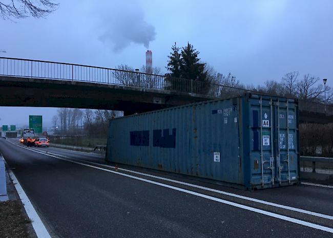 Ein Schiffscontainer ist mit einer Brücke kollidiert und auf die Fahrbahn gerutscht.