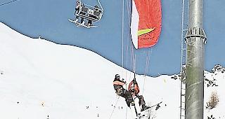 Spektakul&auml;r. Gleitschirm bleibt an Sessellift h&auml;ngen.