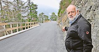 Freie Fahrt. Pr&auml;sident Andreas Imstepf im April vor dem frisch asphaltierten Abschnitt.Foto WB