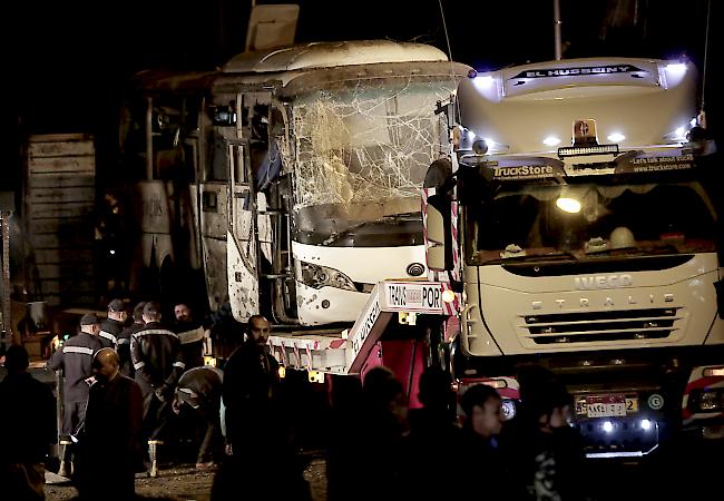 Anschlag. Am Freitagabend waren bei einer Bombenexplosion nahe der Pyramiden von Gizeh im Süden der Hauptstadt Kairo drei vietnamesische Touristen und ihr ägyptischer Reiseführer getötet worden.