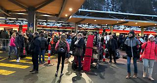 Betriebsst&ouml;rung. Passagiere warteten im T&auml;scher Bahnhof auf die Ersatzbusse.