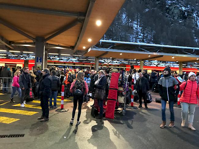 Betriebsstörung. Passagiere warteten im Täscher Bahnhof auf die Ersatzbusse.