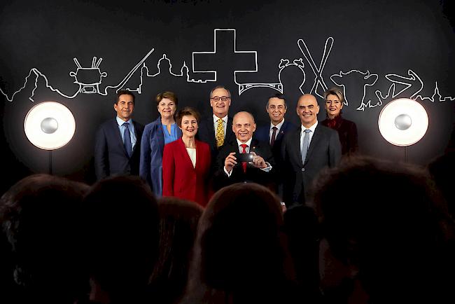 Das offizielle Bundesratsfoto 2019 mit Bundeskanzler Walter Thurnherr und den Bundesräten Viola Amherd, Simonetta Sommaruga, Guy Parmelin, Ueli Maurer, Ignazio Cassis, Alain Berset und Karin Keller Sutter (von links).