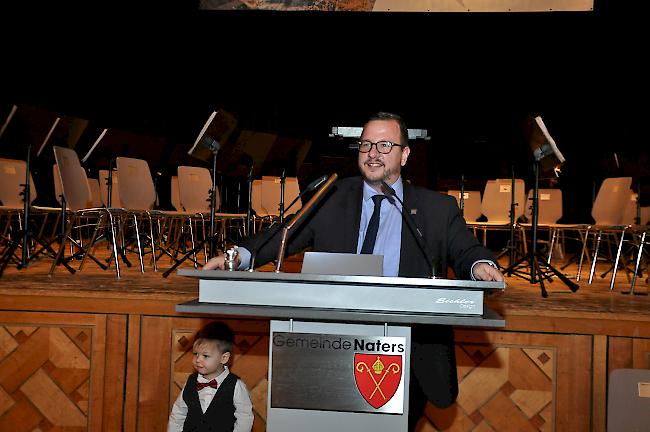 Der neue Nationalrat Philipp Matthias Bregy (mit Sohn Maximilian Luis) bedankt sich für den offiziellen Empfang.