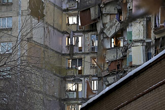 Nach der Gasexplosion in einem Wohnblock im russischen Magnitogorsk in der Nacht von Sonntag auf Montag werden weiterhin 30 Personen vermisst.