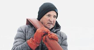 Beim W&auml;ssern. Otto Zengaffinen ist seit 30 Jahren Eismeister in Saas-Fee.