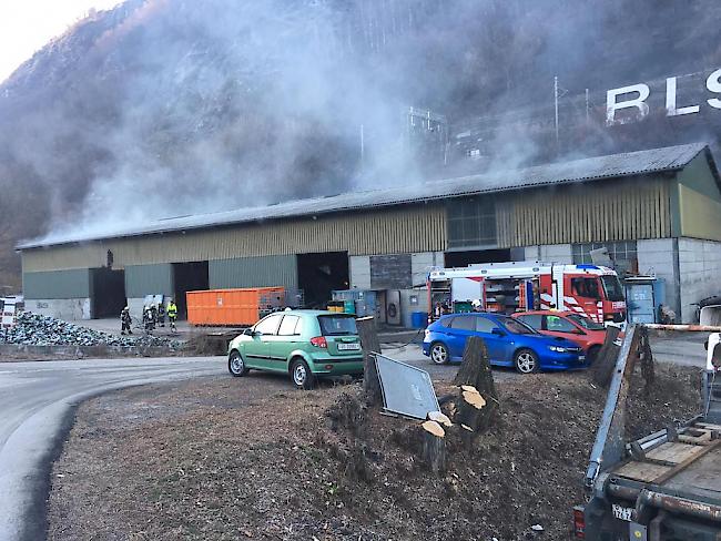 Bei Ertag, einem Recycling- und Transportunternehmen in Naters, ist am Donnerstagnachmittag eine Papierpresse in Brand geraten.