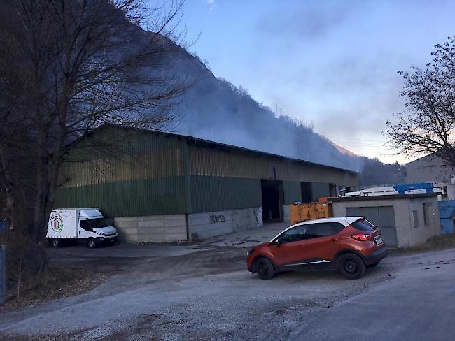 Bei Ertag, einem Recycling- und Transportunternehmen in Naters, ist am Donnerstagnachmittag eine Papierpresse in Brand geraten.