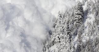 In der Region rund um Davos sind am Donnerstag zwei Lawinen abgegangen. Eine Person wurde dabei t&ouml;dlich verletzt. 