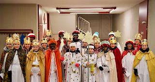 Die Sternsinger in Bitsch zogen am Samstag in der Gemeinde von Haus zu Haus, um f&uuml;r das Projekt &laquo;mary's meals&raquo; zu sammeln.