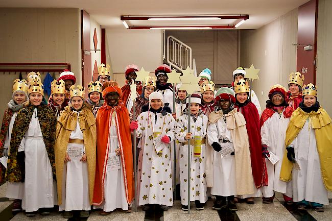 Die Sternsinger in Bitsch zogen am Samstag in der Gemeinde von Haus zu Haus, um für das Projekt «mary