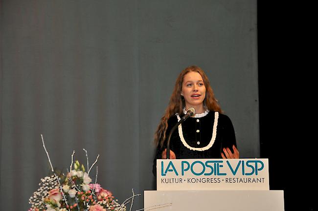 Jungbürgerin Bianca Hanslik hält eine Rede zur Jungbürgerfeier.