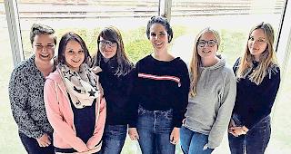 H&ouml;ren sich um. Patricia Schumacher, Saskia Mutter, Gabriela Eyer, Nicole Leiggener, Sabine Heynen und Medea Hischier (von links) betreuen das Projekt &laquo;Achtzehnplus&raquo;.Foto zvg