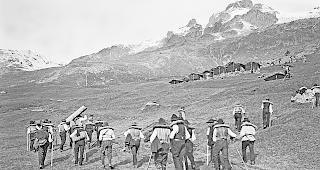 Nationale Bedeutung. Albert Nyfeler hielt mit dem Fotoapparat den seit Jahrzehnten &shy;verschwundenen Alltag der Bergbev&ouml;lkerung fest wie hier Holztr&auml;ger auf der Lauchernalp.