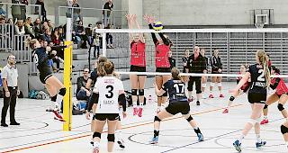 Melanie Wyer (roter Dress, Nummer 1) und S&eacute;verine Giroud (6) beim Block im Match gegen M&uuml;nchenbuchsee.