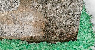 Am Marktplatz. Die Steinchen, zuvor lose verteilt, sind nun dank eines Bindemittels ineinander verkittet.Fotos WB