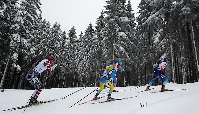Wie am Vortag die Italienerin Lisa Vittozzi feierte auch Alexander Loginow beim Sprint im deutschen Oberhof den ersten Weltcupsieg.