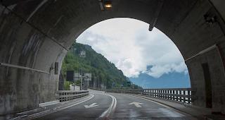 Erneute Abbr&uuml;che. Wegen eines Felssturzes musste die Axenstrasse am Freitagabend vor&uuml;bergehend gesperrt werden. (Archivbild)