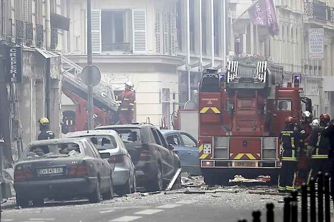 Explosion in Bäckerei. Journalisten vor Ort sagten im Fernsehen, die Szenerie sehe aus wie nach einem Bombenangriff. Das Gebiet wurde weiträumig abgesperrt.