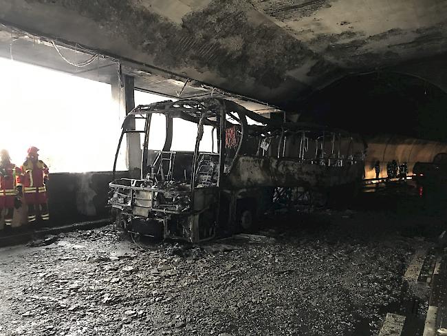 Unfall. Aus noch ungeklärten Gründen fing am Samstag ein Reisecar im Schallbergtunnel Feuer.