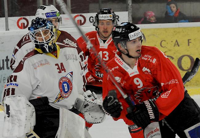 Achermann und Altorfer (hinten) sorgen für Panik in er Tessiner Abwehr, Visp hatte das Schlusslicht stets im Griff.