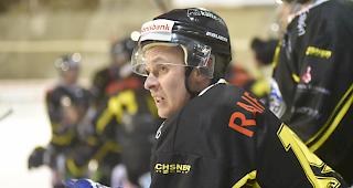 Torsch&uuml;tze Steve Gn&auml;dinger und der EHC Saastal, keine Punkte gegen den Tabellen-Zweiten.