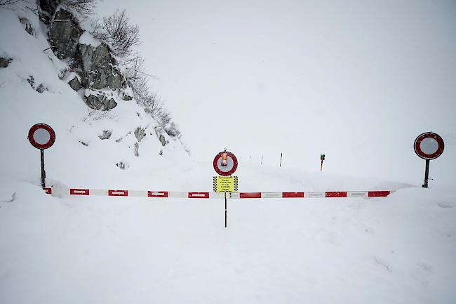 Unterbruch. Wegen einem Lawinennierdergang zwischen Realp und Hospental ist der Autoverlad am Furka derzeit eingestellt.