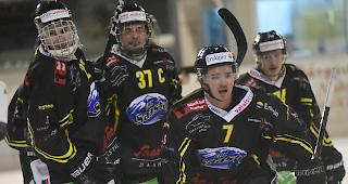 Ein wichtiger Sieg, Nicola Furrer (vorne) und der EHC Saastal k&ouml;nnen weiter hoffen.