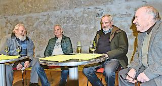 Blicke zur&uuml;ck. Georges Locher, Bernhard Prumatt, Roman Hugo und Paul Pfammatter (von links) berichteten im Schloss Leuk  &uuml;ber ihre Arbeit in der Alusuisse: Es gab Erfreuliches und weniger Erfreuliches zu h&ouml;ren.Foto wb