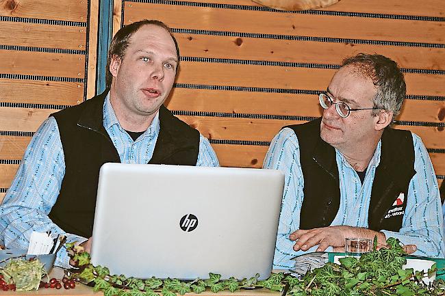 Zufrieden. WAS-Verbandspräsident Fabian Schwery, hier mit Vorstandskollege Herbert Volken, ist stolz auf die Oberwalliser Züchter.Fotos WB